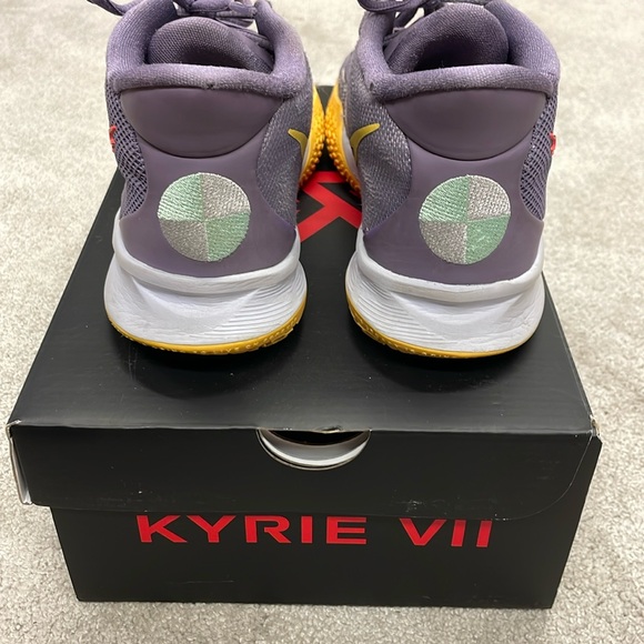 Nike Kyrie 7 Basketball Sneakers - size 4 Youth - Picture 3 of 8